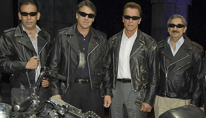 completar extraño autoridad Schwarzenegger vuelve a enfundarse el traje de 'Terminator' | Cultura |  Cadena SER