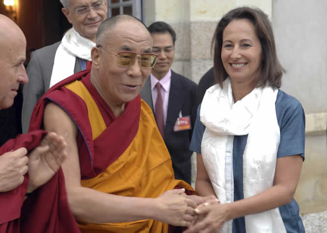 El Dalai Lama en su visita a Francia junto a Ségolène Royal