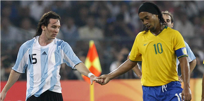 El argentino le trajo serias complicaciones a la defensa de Brasil. El Kun Agüero en dos ocasiones y Riquelme, de penalti, sentenciaron al equipo comandado por Ronaldinho
