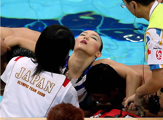 Las integrantes del equipo de natación sincronizada de Japón sacan a su compañera de la piscina en volandas