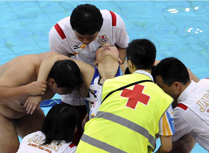 Un equipo médico se ha acercado a la piscina para atender a la deportista japonesa tras el desfallecimiento