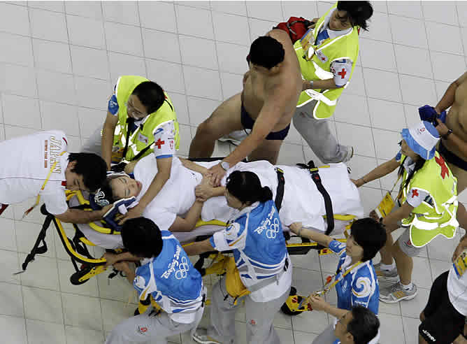 Una camilla se lleva a la deportista del equipo de natación sincronizada de Japón al ver que no se recuperaba