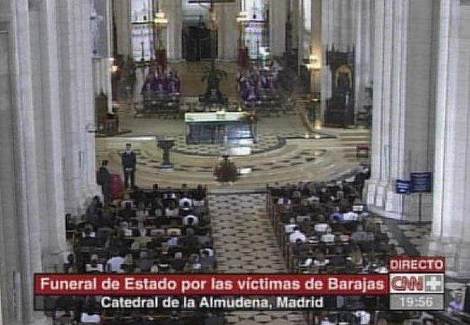 Los Reyes han presidido en la Catedral de la Almudena el funeral por las 154 víctimas del accidente del avión de Spanair en Barajas el pasado 20 de agosto.