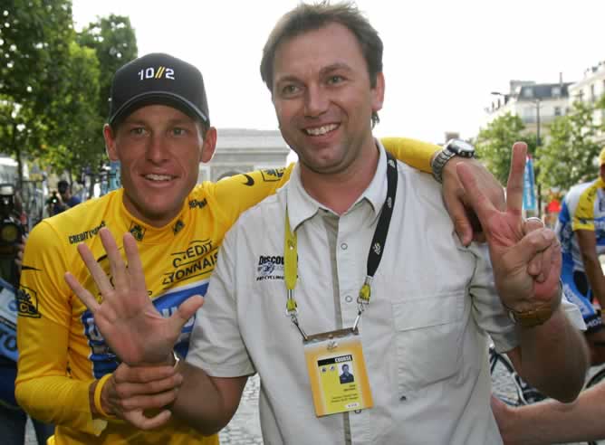Armstrong y Bruyneel, después de que el australiano hubiese conseguido su séptimo Tour de Francia