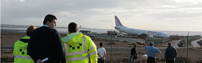 Un avión de la compañía Air Europa se ha salido esta mañana de la pista en el aeropuerto de Lanzarote. El aparato ha sido rápidamente evacuado y, por fortuna, no ha habido ningún herido.