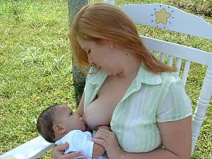 Ésta es la foto por la que a Kelli Roman le han censurado su perfil, en la que aparece amamantando a su pequeño hijo.