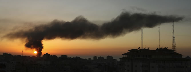 Una columna de humo sale de la ciudad de Gaza.