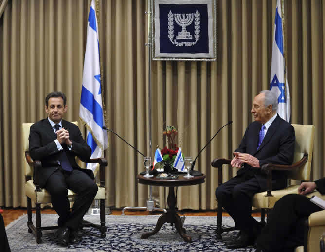El presidente francés Nicolas Sarkozy se ha reunido con el presidente israelí Simon Peres en Jerusalén para tratar una posible tregua en la Franja de Gaza