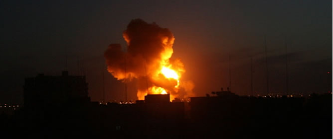 Israel ha reanudado los bombardeos sobre la Franja de Gaza. Los ataques se han dirigido a la ciudad de Rafah situada en la forntera con Egipto