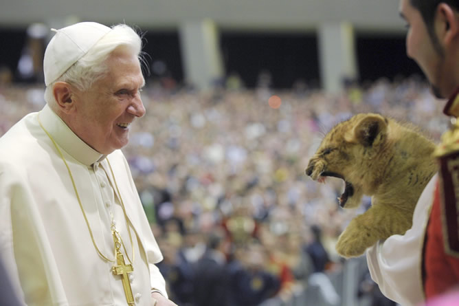 El Papa Benedicto XVI, que ha presidido su audiencia general de los miércoles, ha sido sorprendido con una exhibición circense al ritmo de una alegre tarantela.