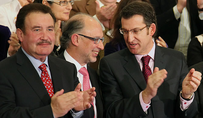 En la imagen, a la izquierda, Luis Carrera. Junto a él, el ex ministro Cristóbal Montoro y Núñez Feijóo.