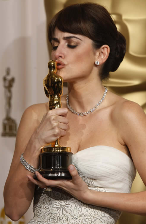 Los ganadores de la 81º edición de los Oscar. Penélope Cruz besa emocionada el Oscar