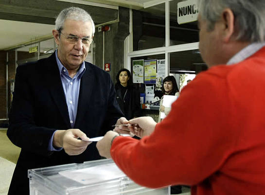 FOTOGALERIA: El candidato socialista a la Xunta de Galicia, Touriño, vota en Santiago