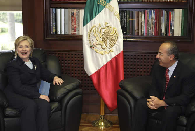 El presidente mexicano Felipe Calderón junto a la Secretaria de Estado de EE.UU., Hillary Clinton, en el interior de la residencia presidencial de Los Pinos, en México