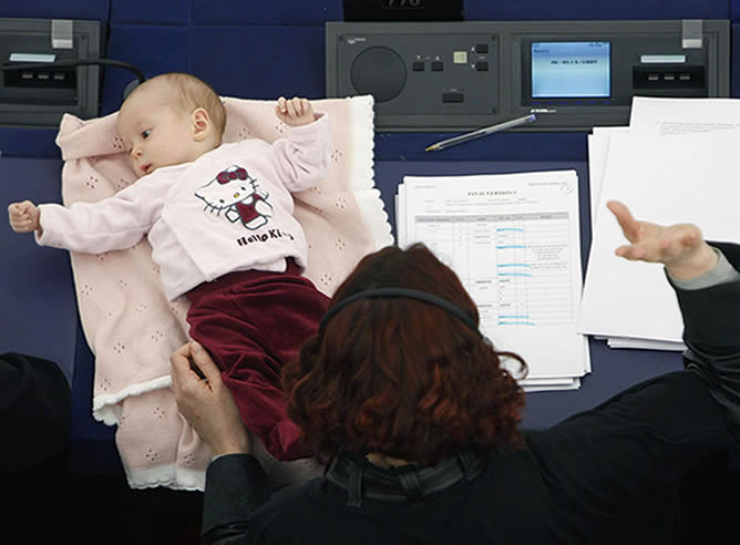 La eurodiputada colocó al bebé en la mesa para el momento de la votación
