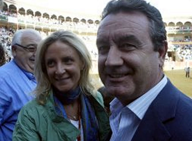 El ex vicepresidente de la Junta Jesús Merino, y su mujer, Ana Gutiérrez, en los toros (Septiembre 2008)