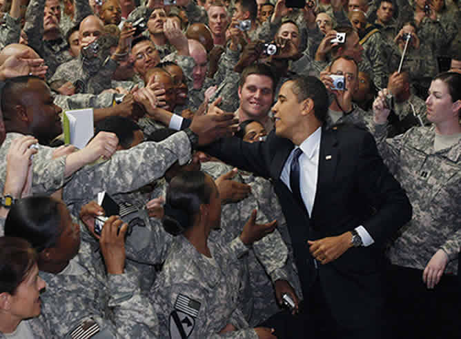 El presidente de Estados Unidos saluda a los soldados americanos