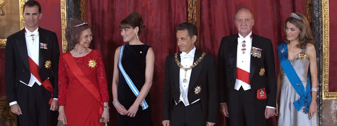 Los Reyes y los Príncipes de Asturias junto al presidente francés Nicolás Sarkozy y su esposa Carla Bruni de visita oficial, durante la sesión de fotos en el Palacio Real