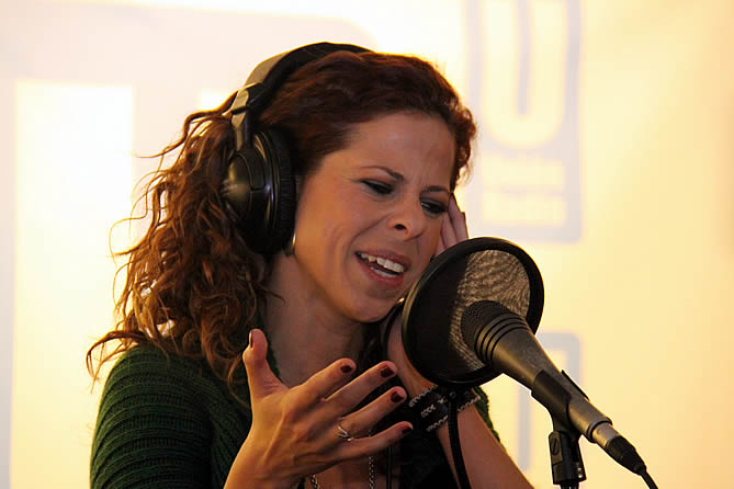 La cantante ha pasado por los micrófonos de 'Hoy por Hoy' para presentar su nuevo disco