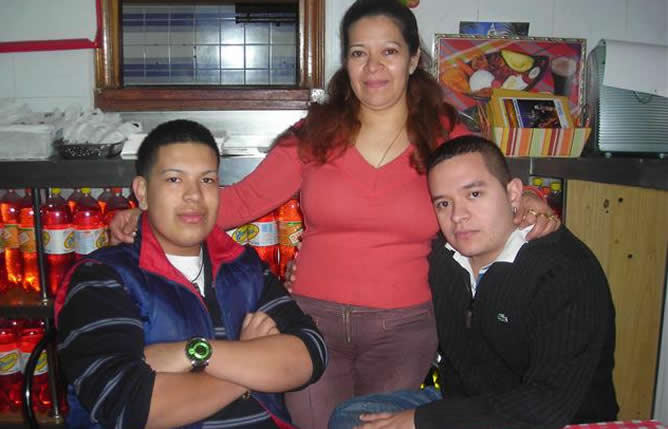 Jean Carlos Elizalde (izquierda) junto a su madre y su hermano. Fue reagrupado y ahora espera que  las reformas a la Ley de Extranjería le permita trabajar