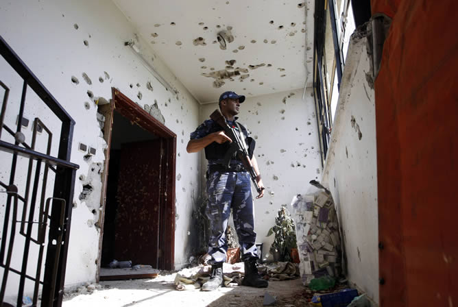 Un miembro de las fuerzas de seguridad palestinas en la escena del enfrentamiento entre policías palestinos y miembros de Hamás la ciudad de Kalkilya, en Cisjordania