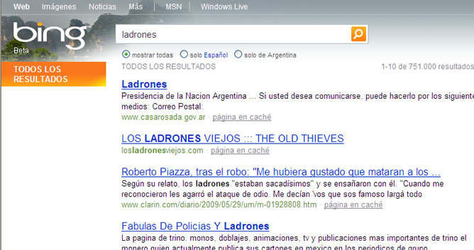 La versión argentina del buscador dirige a la Casa Rosada tras buscar el término 'ladrones'. Si se introduce 'delincuentes' aparece la cámara de la industria musical argentina