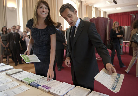 FOTOGALERIA: Sarkozy vota junto a Carla Bruni