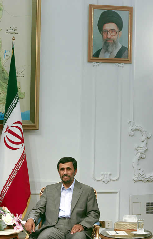 El Líder Supremo de Irán asegura que no dará su brazo a torcer ante las protestas contra la victoria de Ahmadineyad, las mayores desde la Revolución Islámica de 1979
