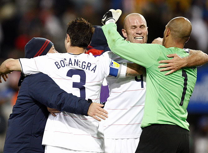 Los jugadores estadounidenses se abrazan tras haber derrotado a España