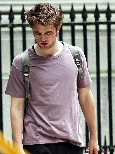 En las últimas fotos publicadas del protagonista de Crepúsculo, Robert Pattinson aparece con la cara completamente magullada y ensangrentada