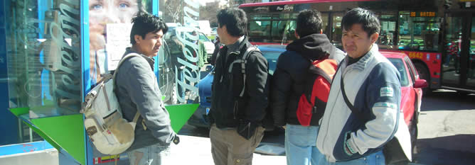 Un grupo de inmigrantes bolivianos esperan en la Plaza que alguien los contrate como albañiles