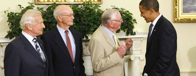 De izquierda a derecha, Buzz Aldrin, Michael Collins y Neil Armstrong, junto al presidente Obama.