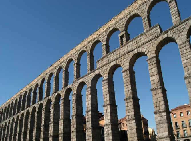 El acueducto de Segovia cumple el 125 aniversario de su declaración como monumento nacional.