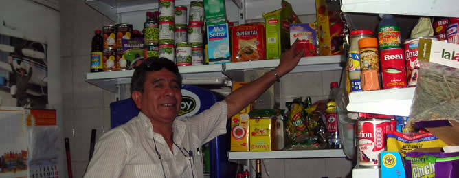 El boliviano Simón de 60 años, tiene un ultamarino de productos latinos en el mercado de Los Mostenses