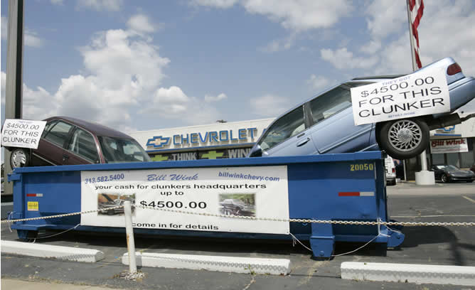 Dos coches expuestos en un basurero que buscan un comprador en Dearborn, Michigan