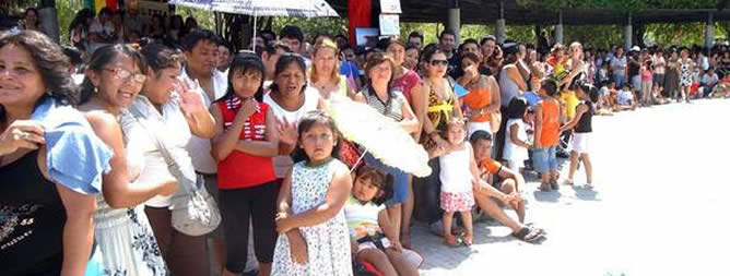 Los residentes bolivianos en Murcia durante el festejo del 6 de agosto de 2008 donde pudieron apreciar todas las danzas típicas bolivianas