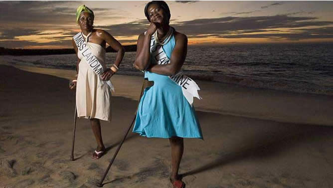 Dos de las candidatas del certamen del año pasado, celebrado en Angola