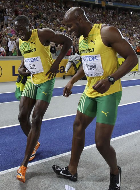Bolt bromea junto a su compatriota Asafa Powell