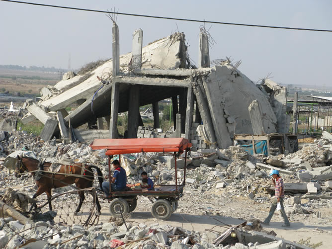 La pobreza, una frontera cerrada por donde no pasa nada, y el resultado de los bombardeos israelíes, han sumido a la Franja de Gaza en un estado de destrucción y miseria sin precedentes