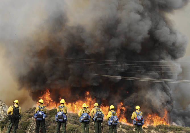 Continúa la lucha contra el fuego en California con 2200 hectáreas calcinadas