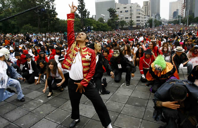 Casi de 14.000 mexicanos bailan a ritmo de ''Thriller'' para homenajear a Michael Jackson
