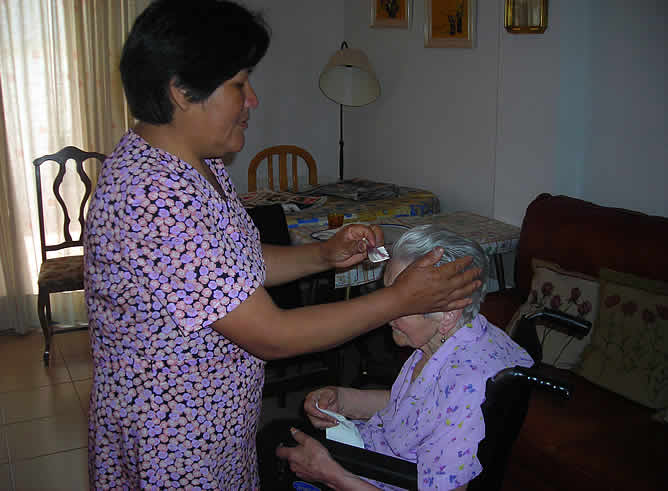 Antonia trabaja cuidando ancianos, se queja del dolor de espalda cuando carga a la anciana a la silla de ruedas