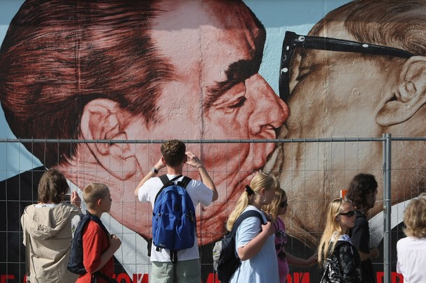 La pintura más celebre de la 'East Side Gallery' es la que calca sobre el muro una de las más célebres fotografías de la Guerra Fría, 'El beso fraternal' del presidente del Soviet Supremo (jefe del Estado), Leónidas Breznev, y el líder de la Alemania del este, Erich Honecker.