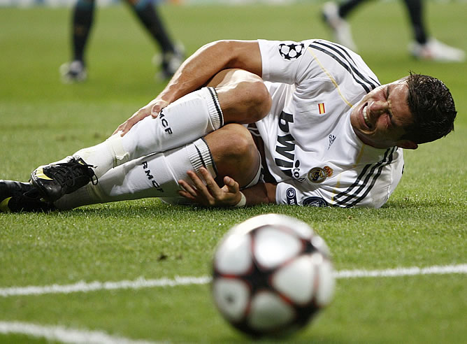 Cristiano Ronaldo se lamenta en el césped del Bernabéu