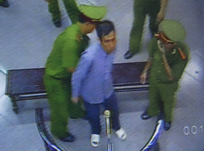 Condenado a tres años de cárcel un profesor por defender públicamente la democracia en Vietnam