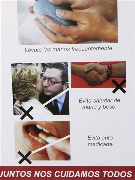 La campaña contra la gripe A en México incluye una foto en la que el alcalde y la presidenta de Madrid se saludan con un beso, desaconsejado para evitar la propagación del virus