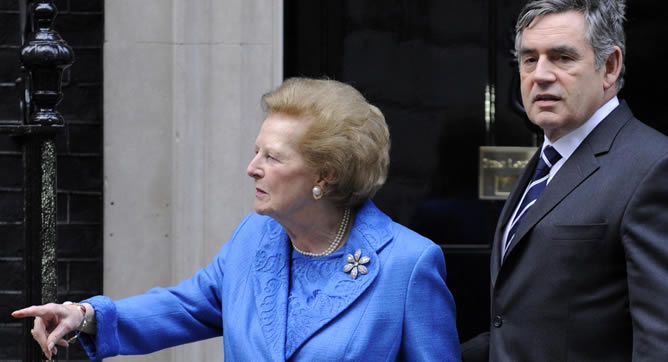 El primer ministro, Gordon Brown, recibe a la 'Dama de Hierro' en el que fue su domicilio entre 1979 y 1990 para inaugurar un retrato