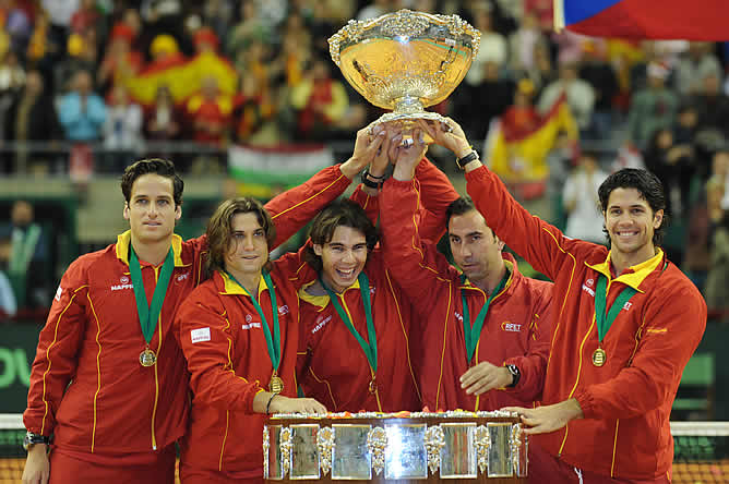 Los miembros del equipos español levantan la cuarta 'Ensaladera' conseguida por la 'Armada'