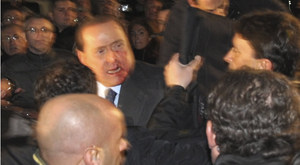 El primer ministro italiano ha recibido un puñetazo y su rostro ha quedado ensangrentado