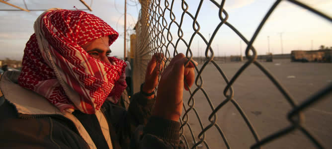 Un joven palestino espera a sus familiares para cruzar la frontera de Rafah al sur de Gaza.- La complicada situación palestina se suma a la ya de por sí compleja realidad gay en el mundo islámico